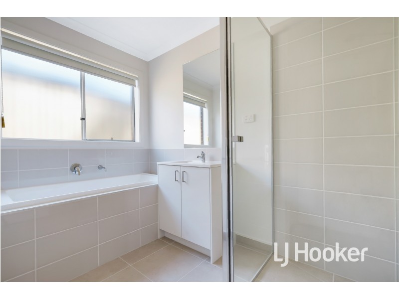 64 Mulcahy Road, Pakenham VIC 3810