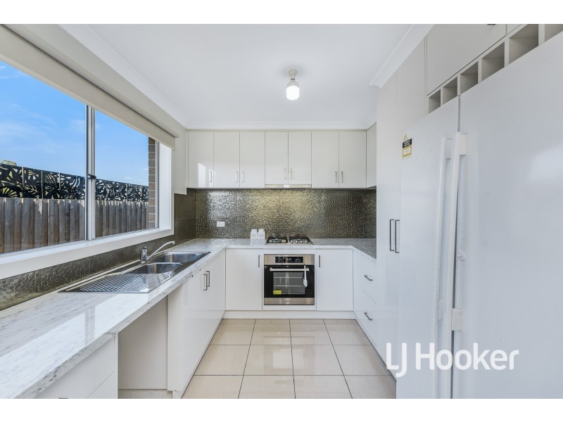 16 Woodlet Place, Pakenham VIC 3810