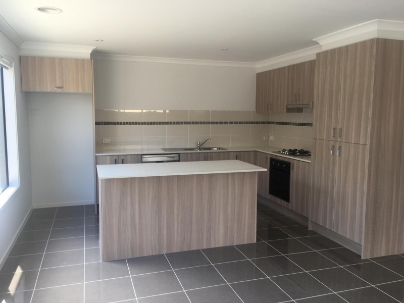 14 Macleod Circuit, Pakenham VIC 3810