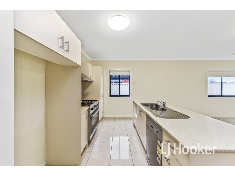 93 Blue Horizons Way, Pakenham VIC 3810