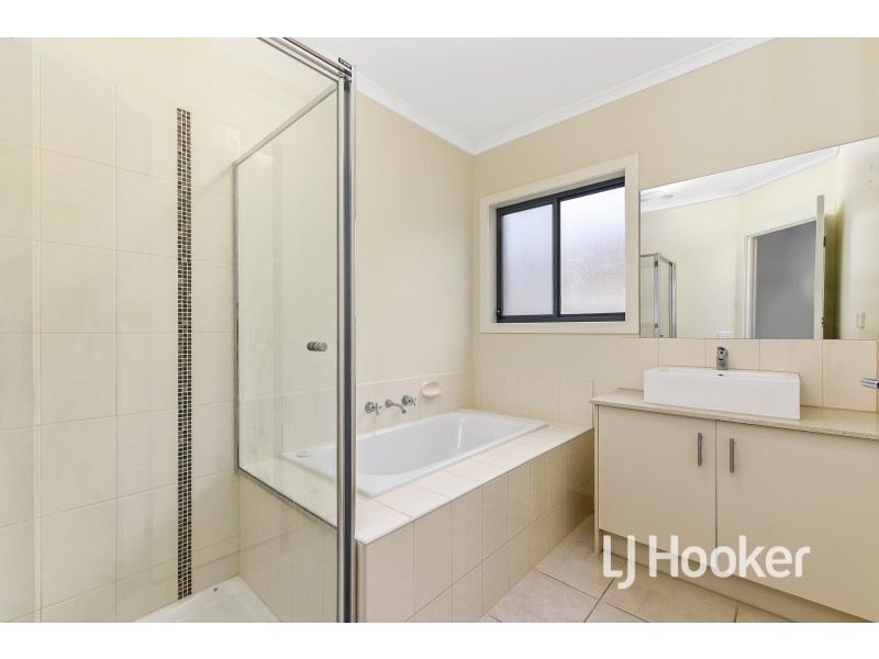 93 Blue Horizons Way, Pakenham VIC 3810