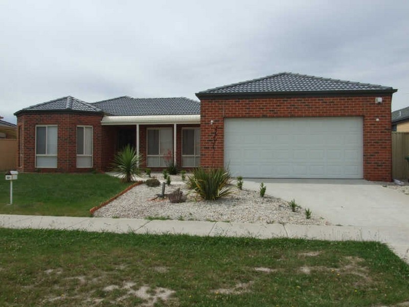 27 Bluehills Boulevard, Pakenham VIC 3810