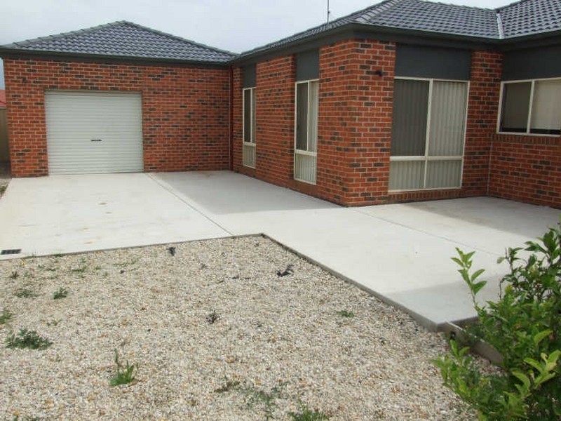 27 Bluehills Boulevard, Pakenham VIC 3810