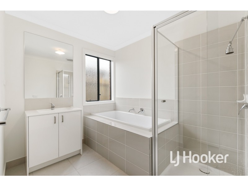 26 Newcastle Drive, Officer VIC 3809