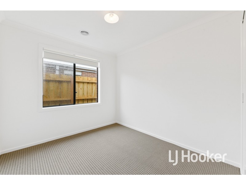 26 Newcastle Drive, Officer VIC 3809