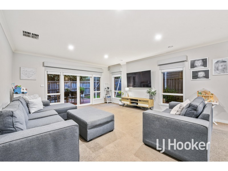 101 Oaklands Way, Pakenham VIC 3810