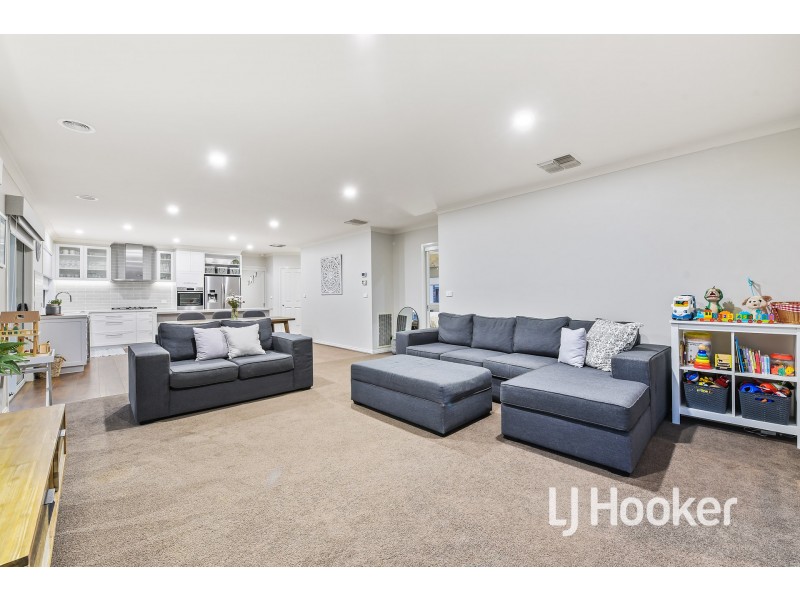 101 Oaklands Way, Pakenham VIC 3810