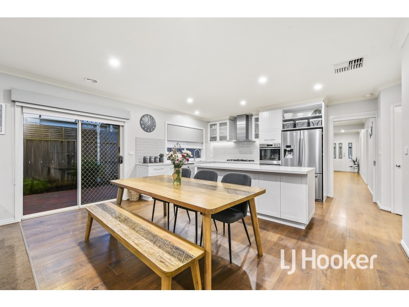 101 Oaklands Way, Pakenham VIC 3810