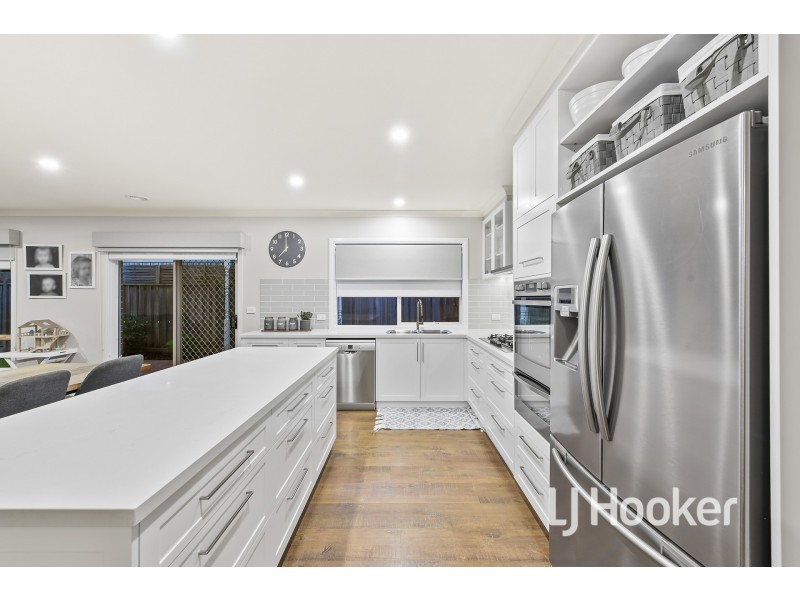 101 Oaklands Way, Pakenham VIC 3810