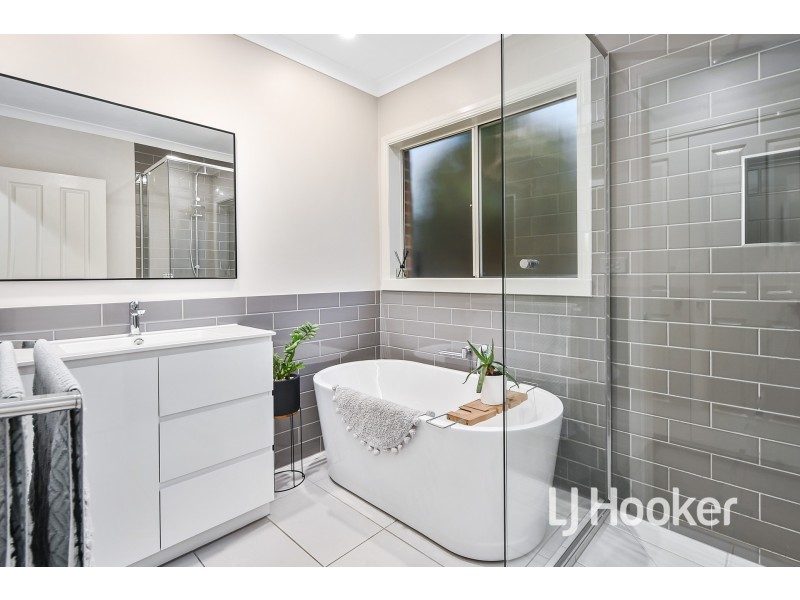 101 Oaklands Way, Pakenham VIC 3810