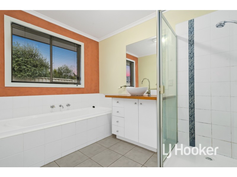 13 Teal Place, Pakenham VIC 3810