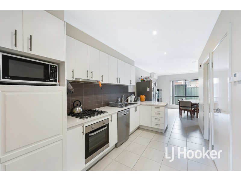 2/180 Henry Road, Pakenham VIC 3810