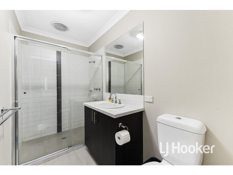 2/180 Henry Road, Pakenham VIC 3810