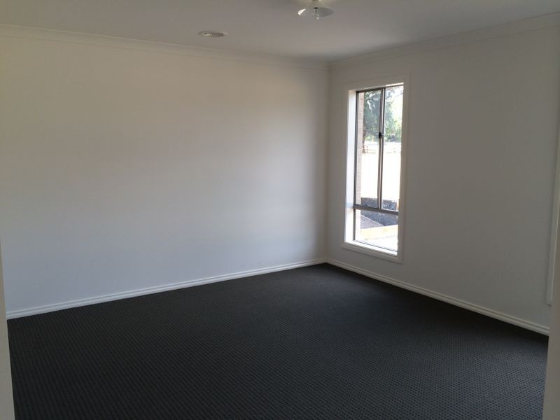 11/30 Sir Thomas Drive, Pakenham VIC 3810