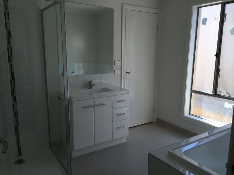 11/30 Sir Thomas Drive, Pakenham VIC 3810