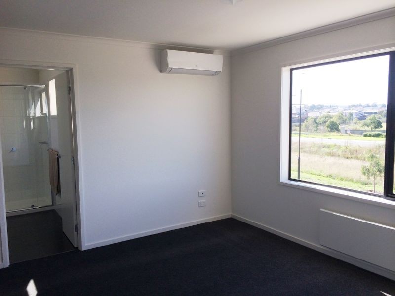 11 Hammond Cresent, Officer VIC 3809