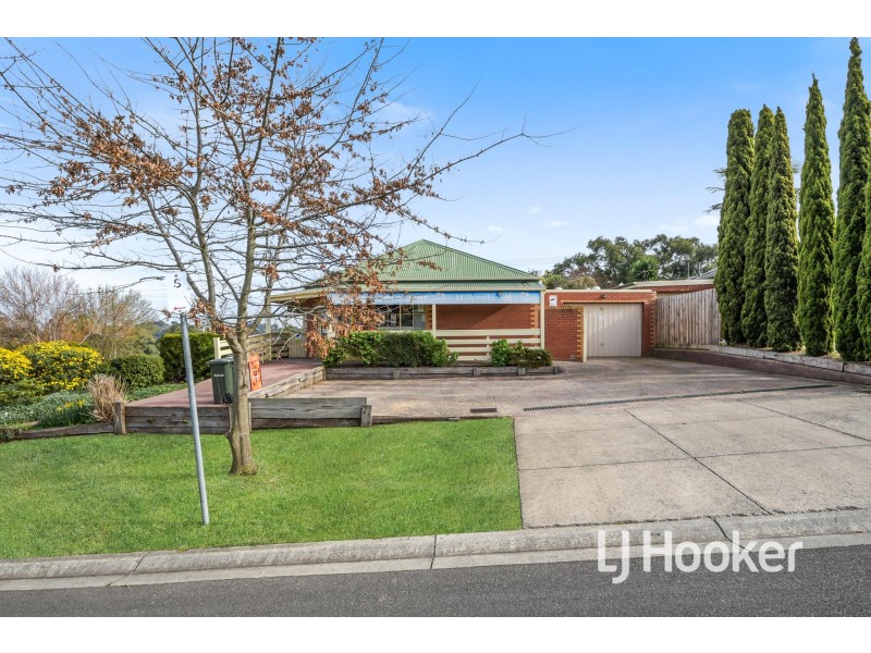 1 Leigh Drive, Pakenham VIC 3810