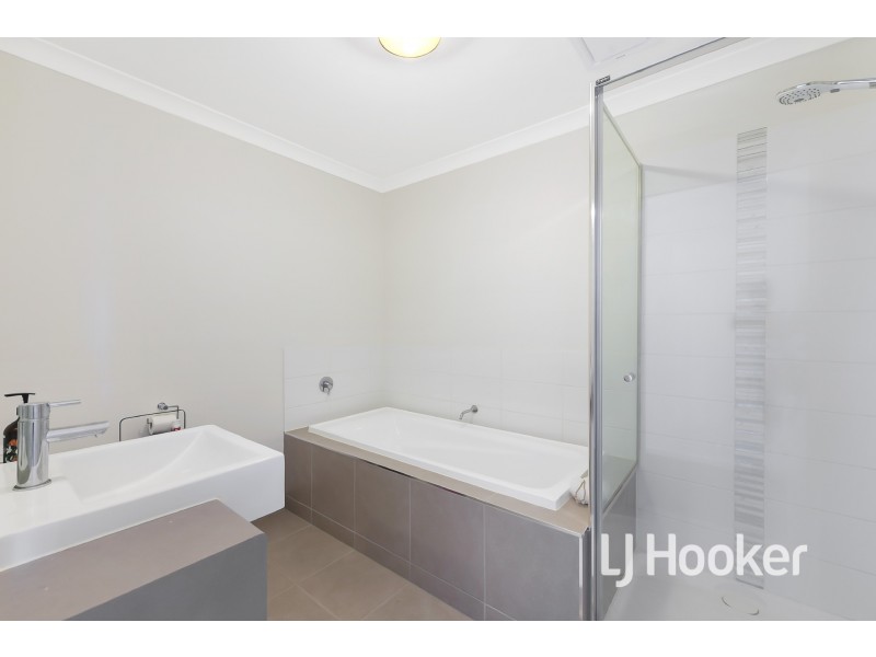 7/23 Atlantic Drive, Pakenham VIC 3810