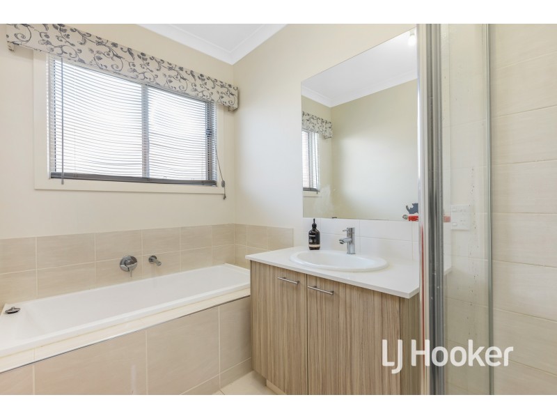 21/3 Manor View, Pakenham VIC 3810