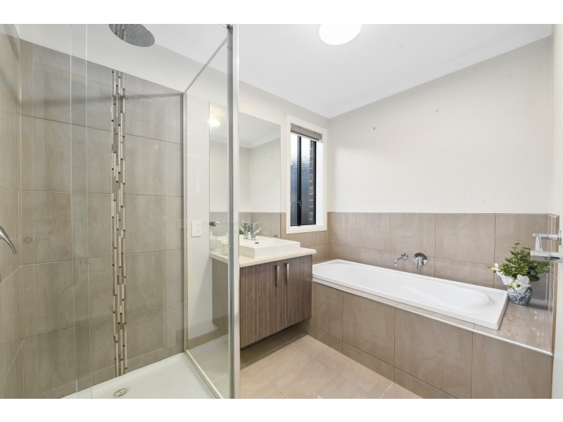 14 Longmeadow Road, Officer VIC 3809