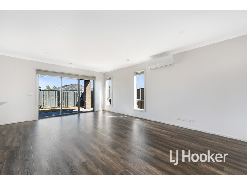 24 Salim Way, Clyde North VIC 3978