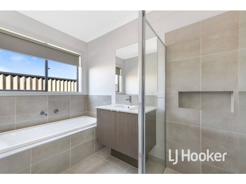 24 Salim Way, Clyde North VIC 3978