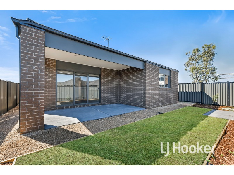 24 Salim Way, Clyde North VIC 3978