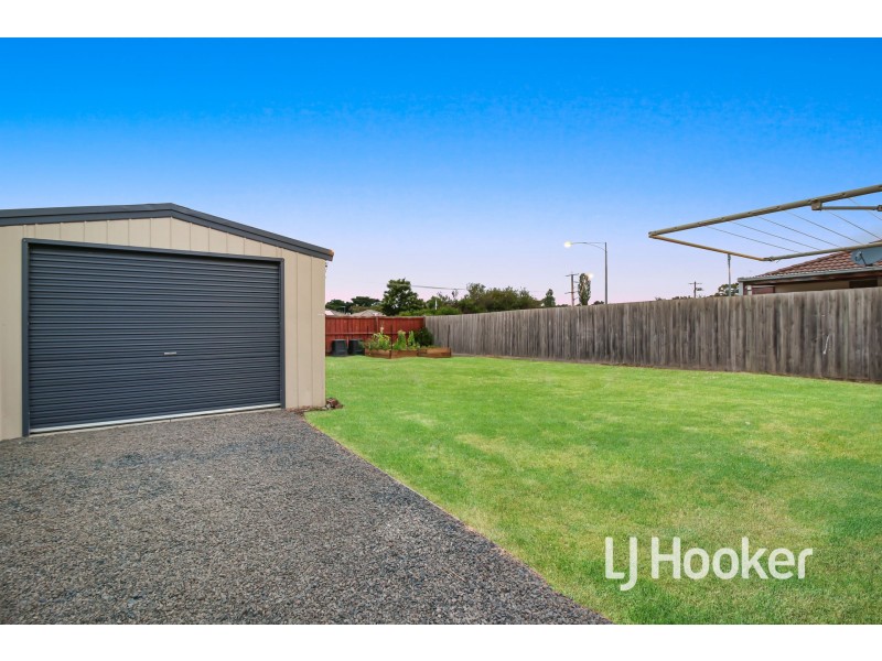 21 Wakenshaw Crescent, Pakenham VIC 3810