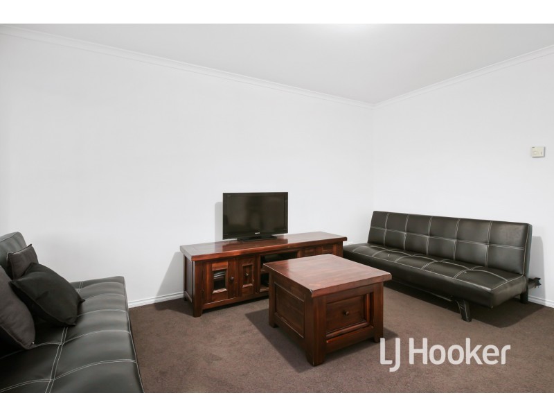 21 Wakenshaw Crescent, Pakenham VIC 3810