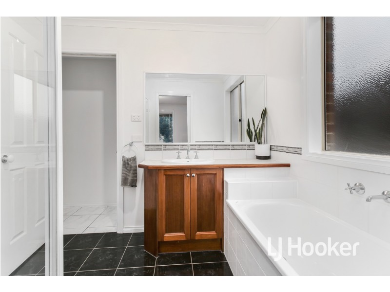 21 Wakenshaw Crescent, Pakenham VIC 3810