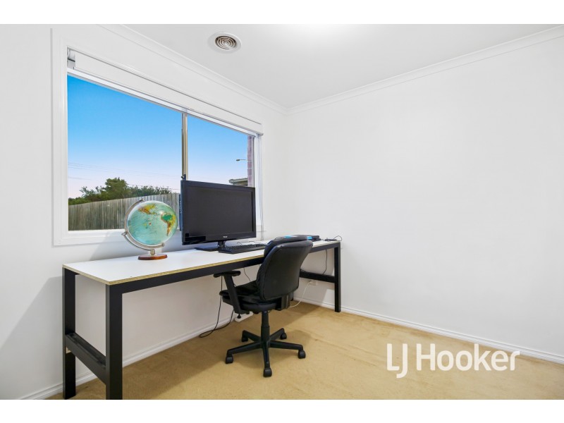 21 Wakenshaw Crescent, Pakenham VIC 3810