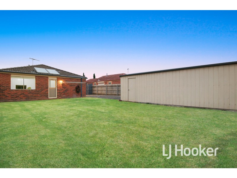 21 Wakenshaw Crescent, Pakenham VIC 3810