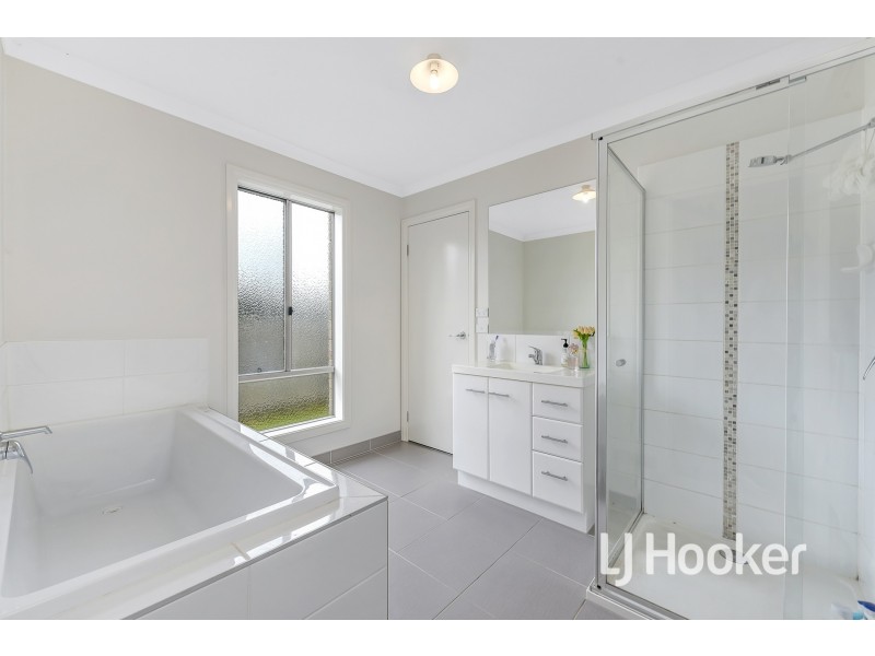 6/30 Sir Thomas Drive, Pakenham VIC 3810