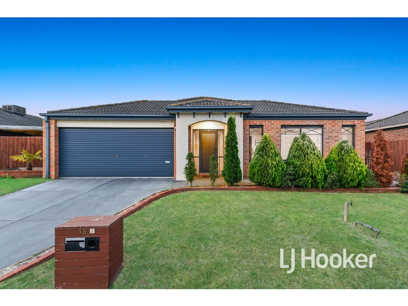 15 Camelia Way, Pakenham VIC 3810