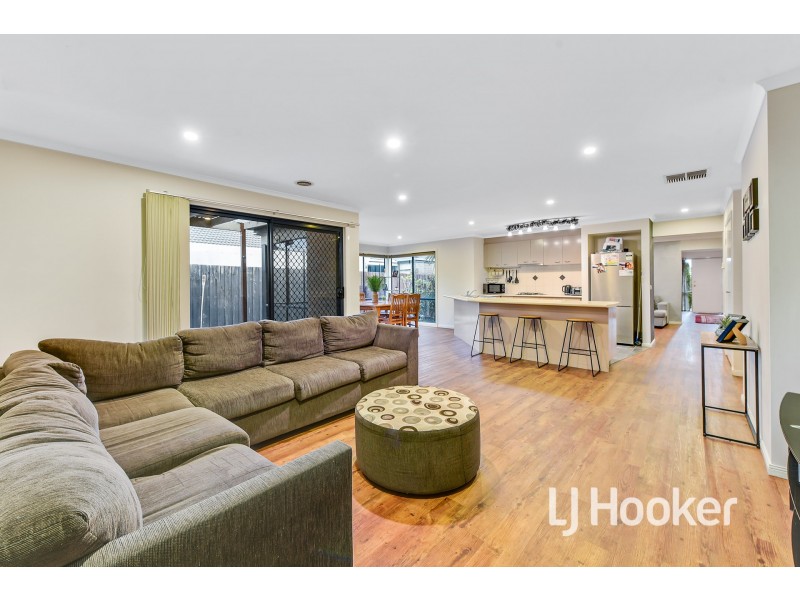 15 Camelia Way, Pakenham VIC 3810
