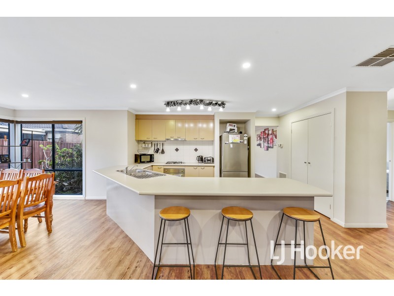 15 Camelia Way, Pakenham VIC 3810