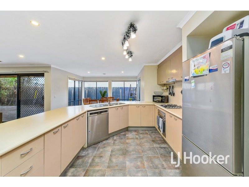 15 Camelia Way, Pakenham VIC 3810