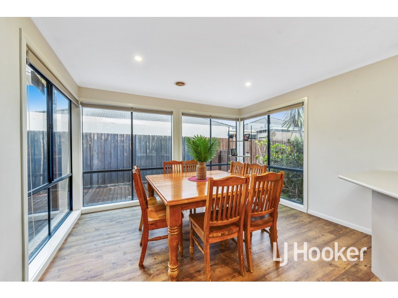 15 Camelia Way, Pakenham VIC 3810