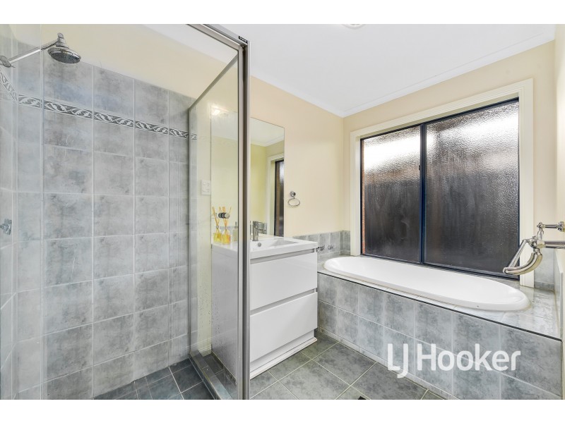 15 Camelia Way, Pakenham VIC 3810