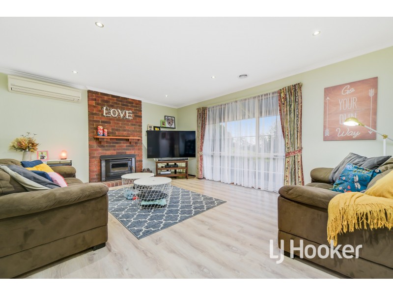 10 McInnes Court, Pakenham VIC 3810