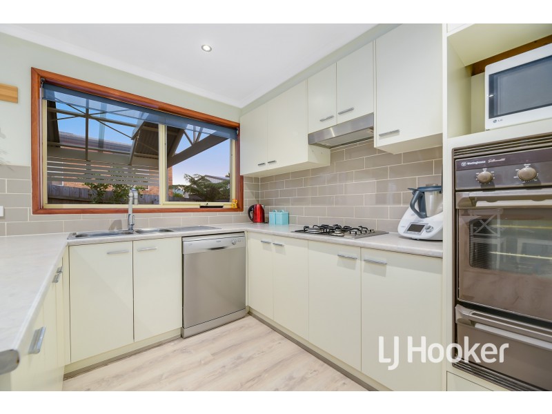 10 McInnes Court, Pakenham VIC 3810