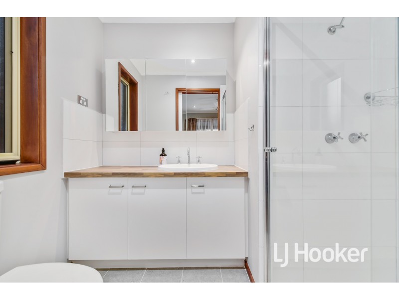 10 McInnes Court, Pakenham VIC 3810