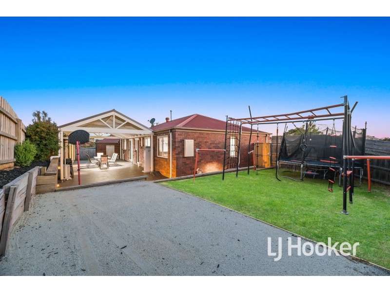10 McInnes Court, Pakenham VIC 3810