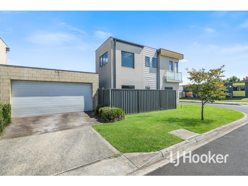 54 Edgeware Close, Pakenham VIC 3810