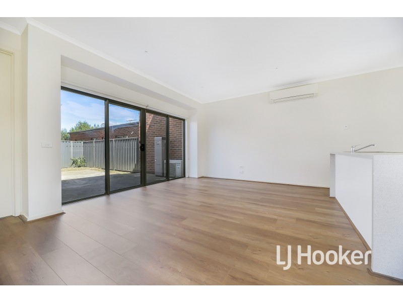 54 Edgeware Close, Pakenham VIC 3810