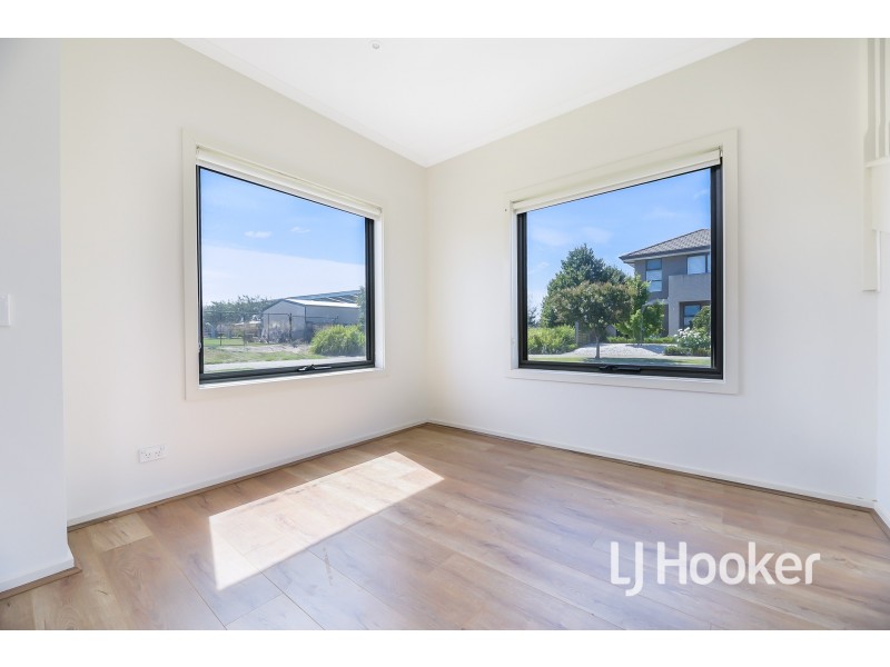 54 Edgeware Close, Pakenham VIC 3810
