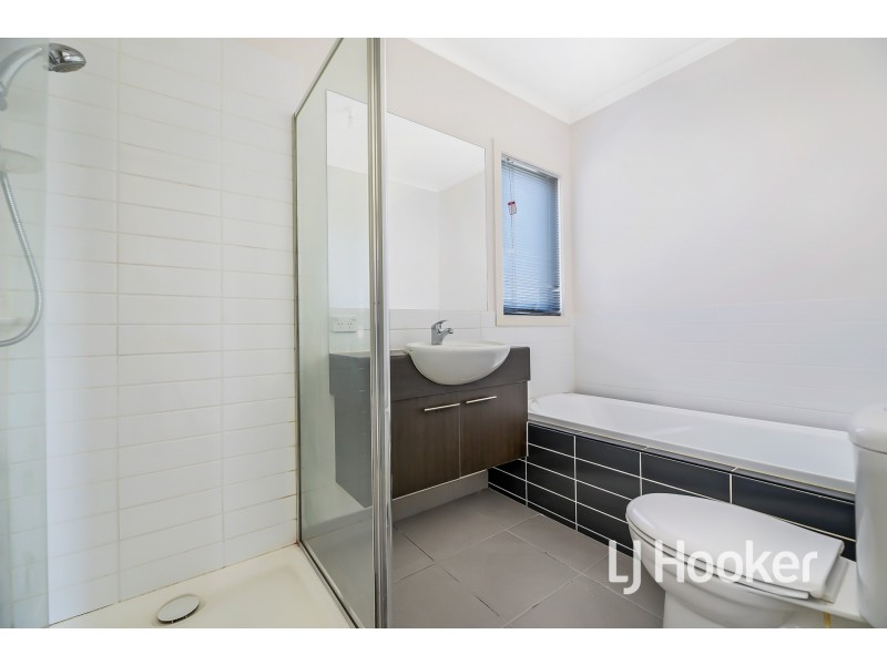 54 Edgeware Close, Pakenham VIC 3810