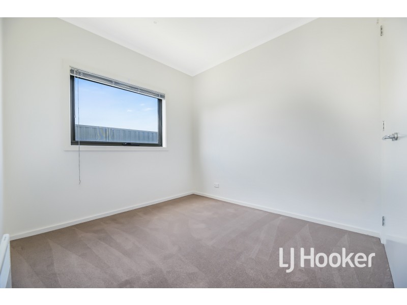 54 Edgeware Close, Pakenham VIC 3810