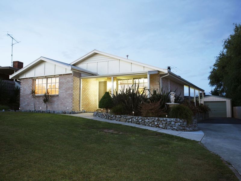 25 Leigh Drive, Pakenham VIC 3810