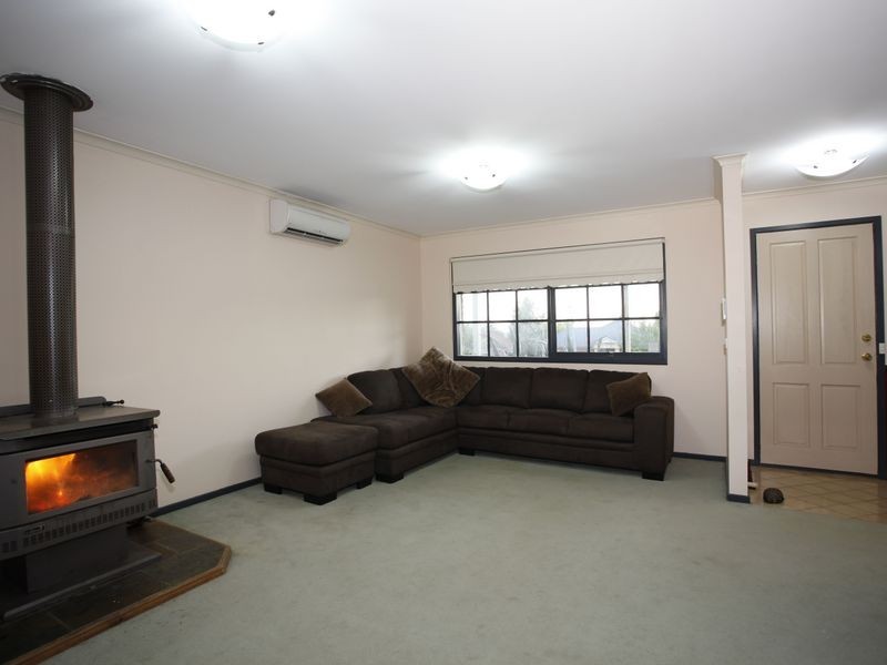 25 Leigh Drive, Pakenham VIC 3810